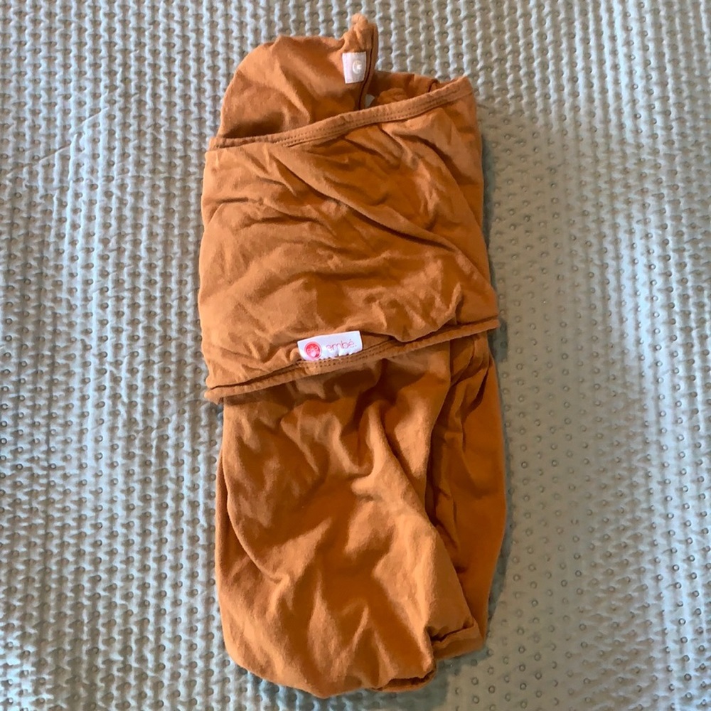 Embe swaddle